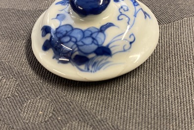 Une th&eacute;i&egrave;re miniature en porcelaine de Chine en bleu et blanc, marque de Chenghua, Kangxi